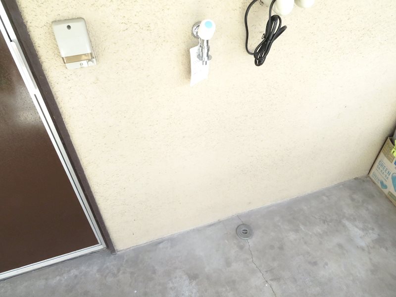 グリーンハイツ  洗濯機置き場は外ですが、屋根付なので安心