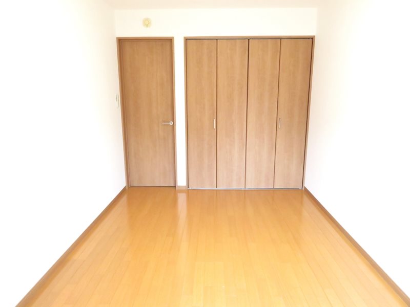 グリーンハイツ  バルコニー側から見た浴室６帖