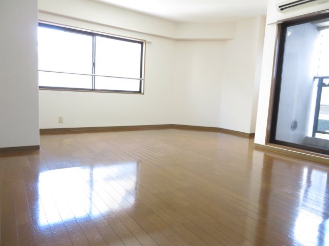 オリンピア 南向き　二面採光の角部屋です