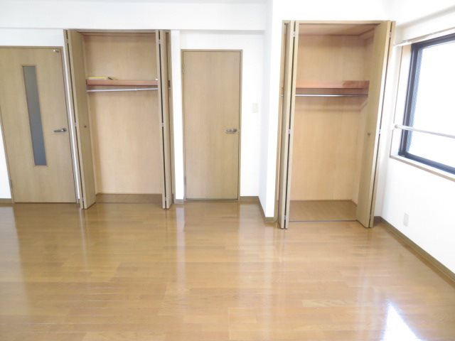 オリンピア 一部屋にクローゼットが二つあり、洋服など沢山収納できます
